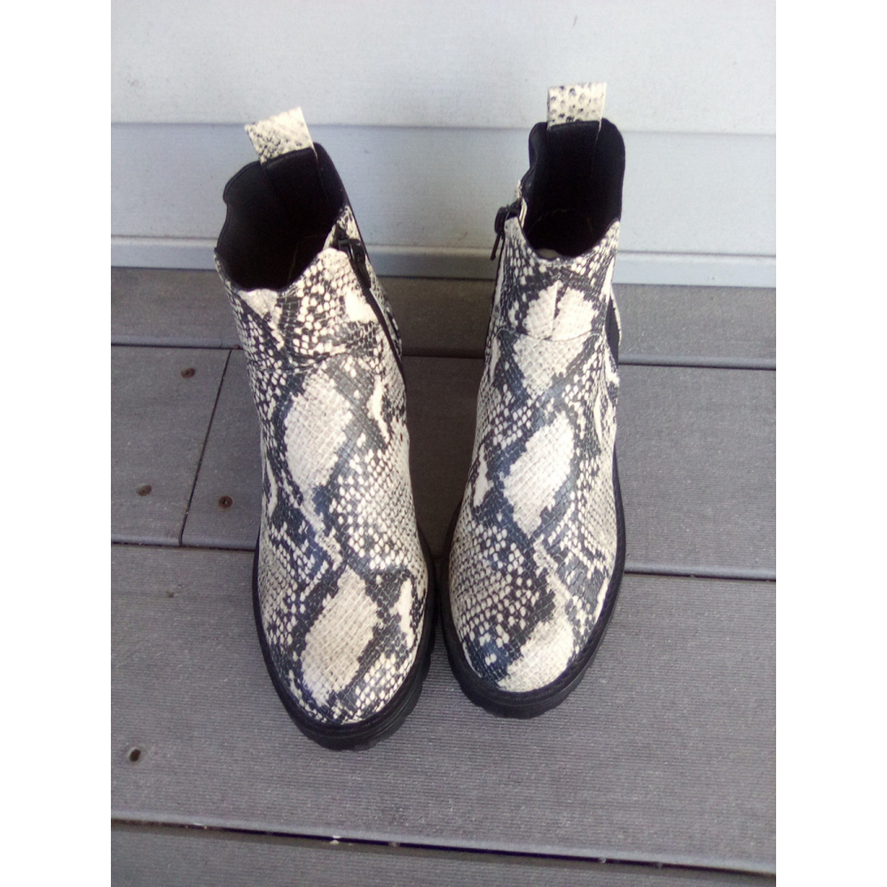 UNIVERSAL THREAD BOOTS SIZE 7.5